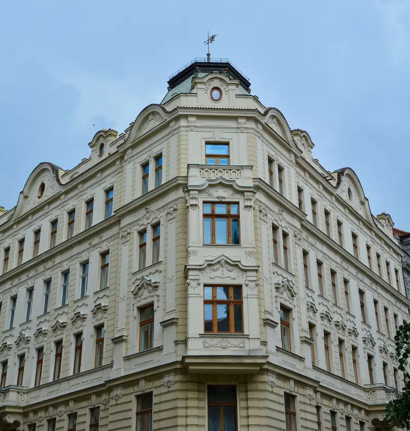 Narożna kamienica z odnowioną elewacją